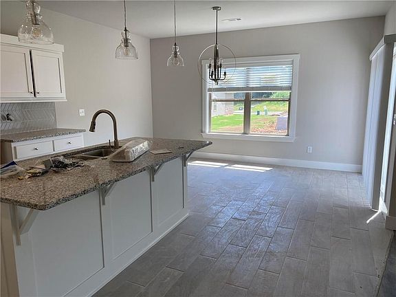4th image of 2667 N Justin Dr