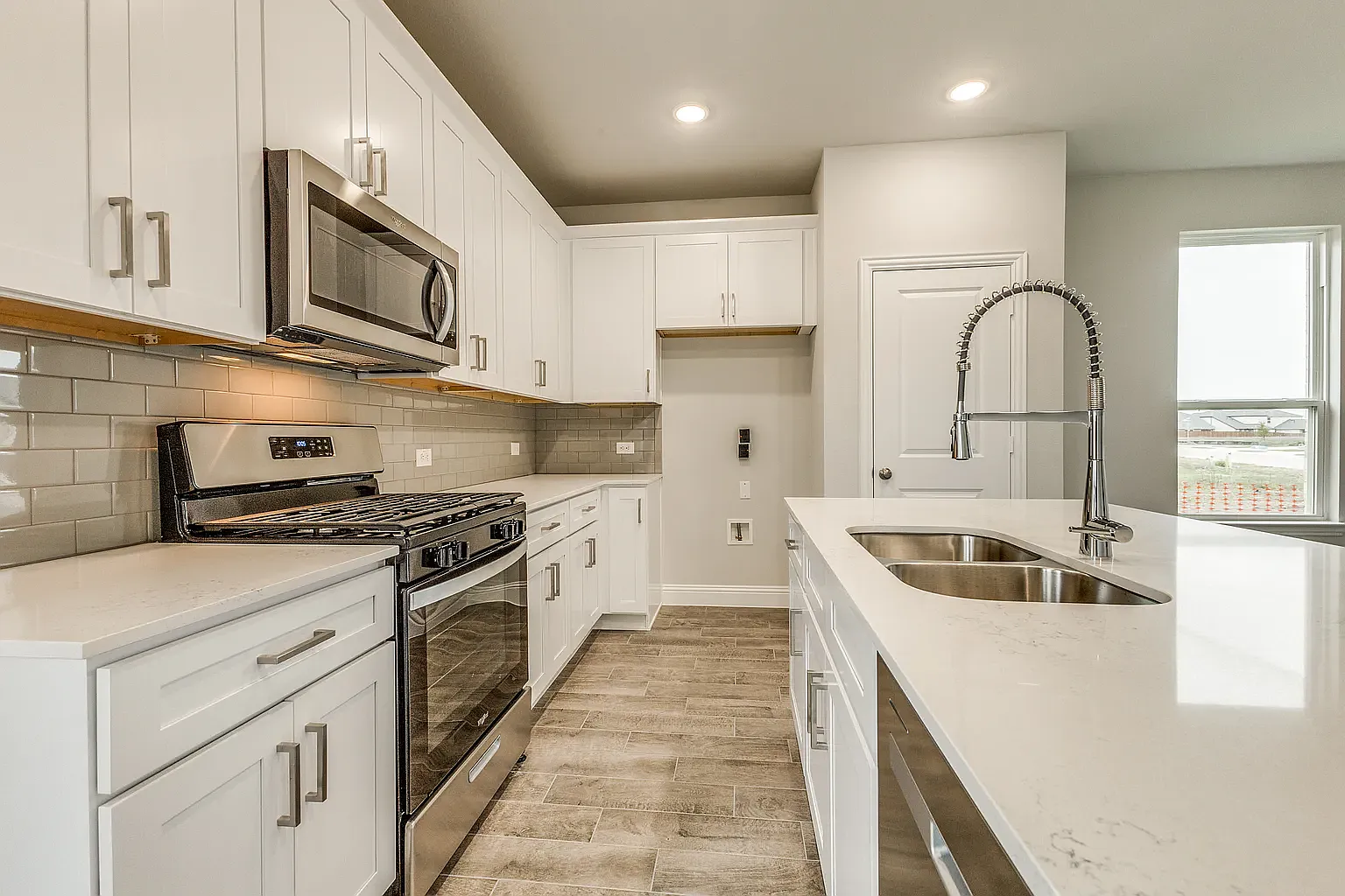 4 bed, 2037 sqft, $2,549 — Photo 3