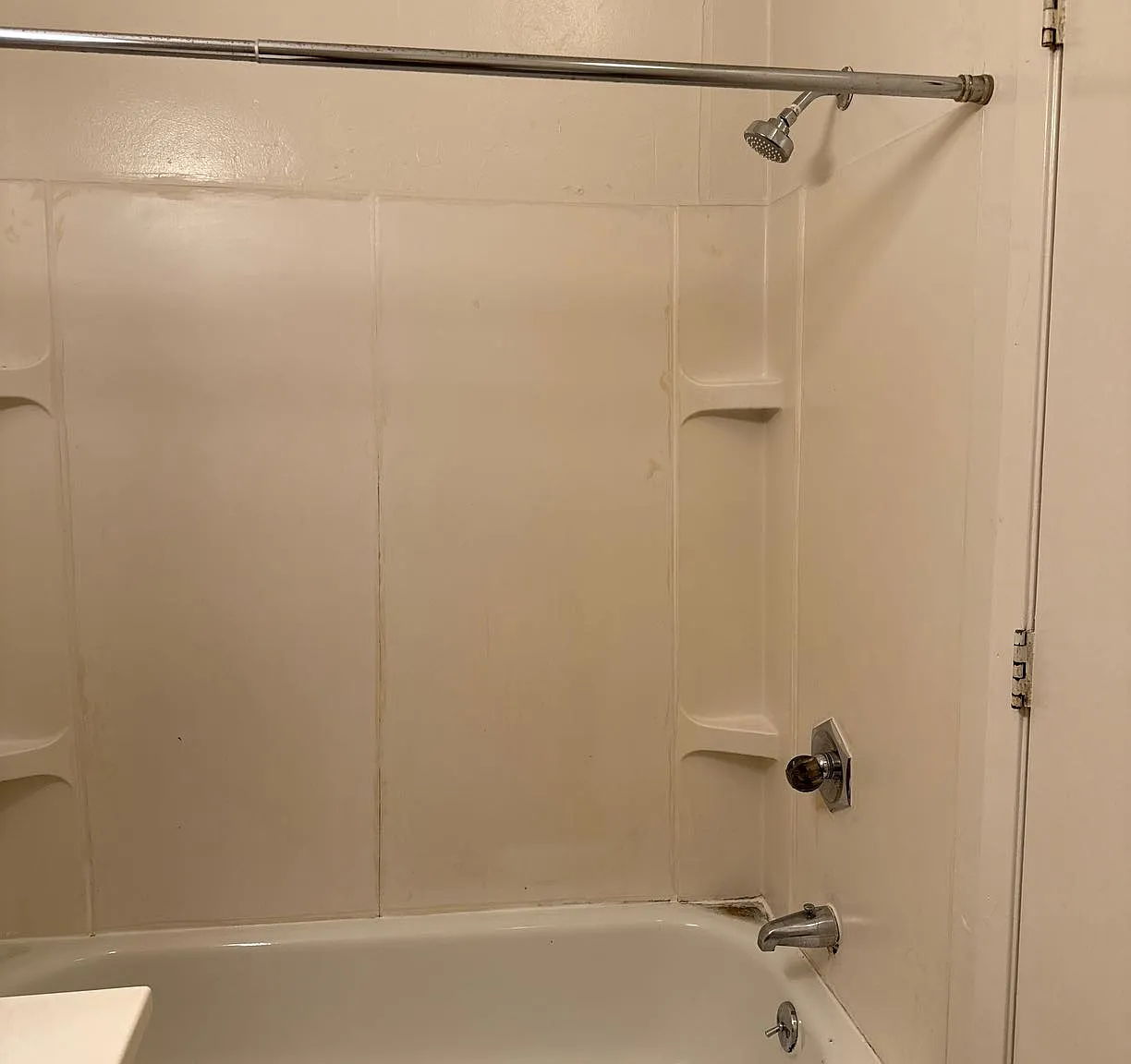 5 bed, 2490 sqft, $3,136 — Photo 3