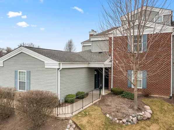 8120 Honeysuckle Ct, Fox Lake, IL 60020