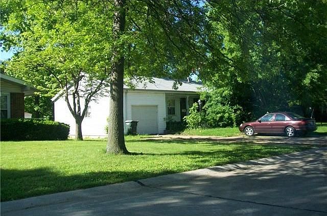 2nd image of 804 Townhouse Ln