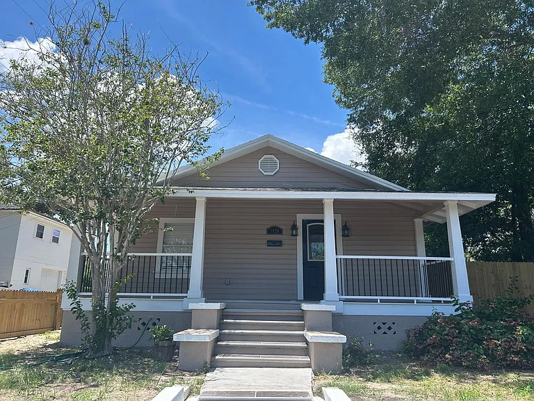1420 Highland St N — Photo 1