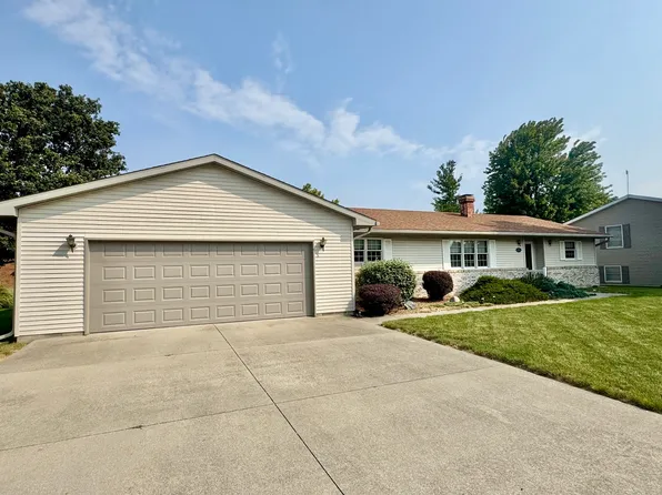 31 Colonial Dr, Clinton, IL 61727
