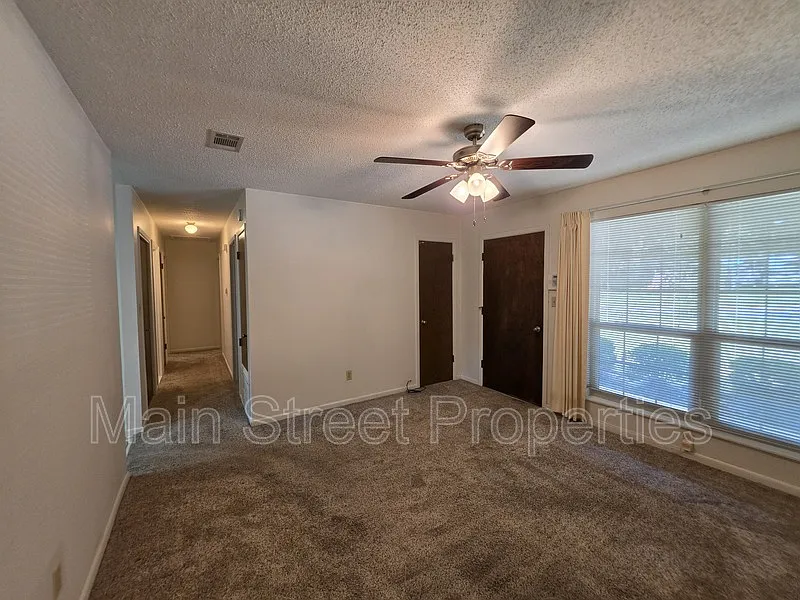 3 bed, 2.0 bath, 1100 sqft, $1,800 — Photo 4