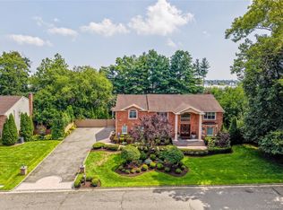 20 Stirrup Lane, Muttontown, NY 11791