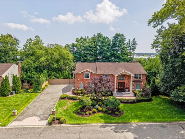 20 Stirrup Lane, Muttontown, NY 11791