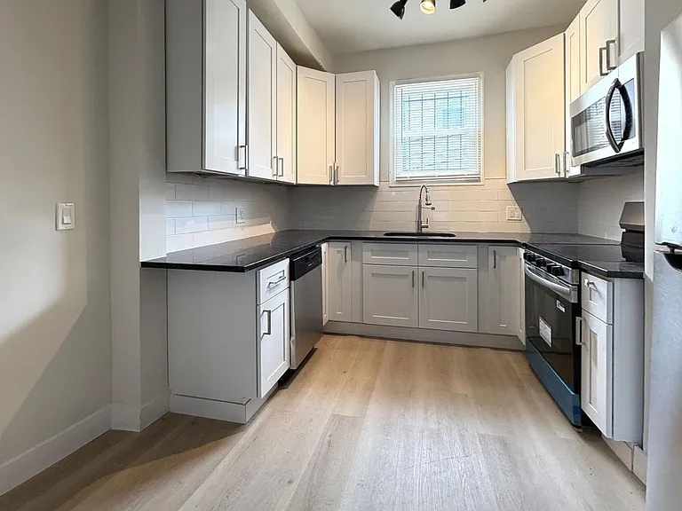 2457 N Patton St — Photo 3