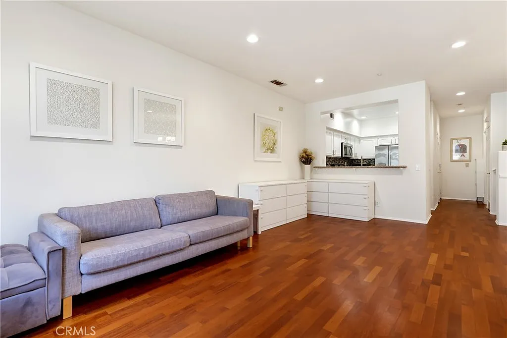 2 bed, 2.5 bath, 1324 sqft, $3,850 — Photo 3