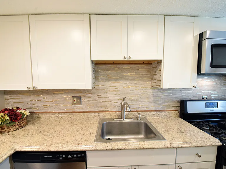 20 King Arthur Ct — Photo 8