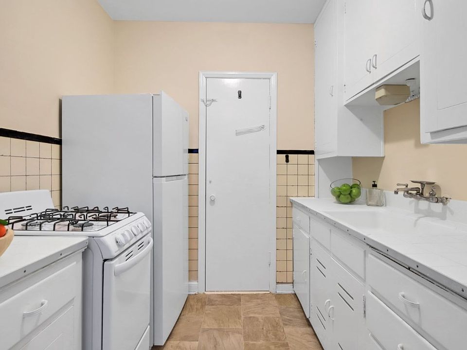2nd image of 26 W 22nd St #103