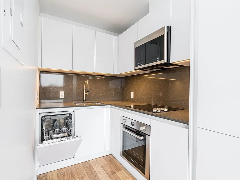 111 Lawton Blvd — Photo 12
