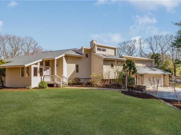 155 Candlewood Dr, North Kingstown, RI 02852