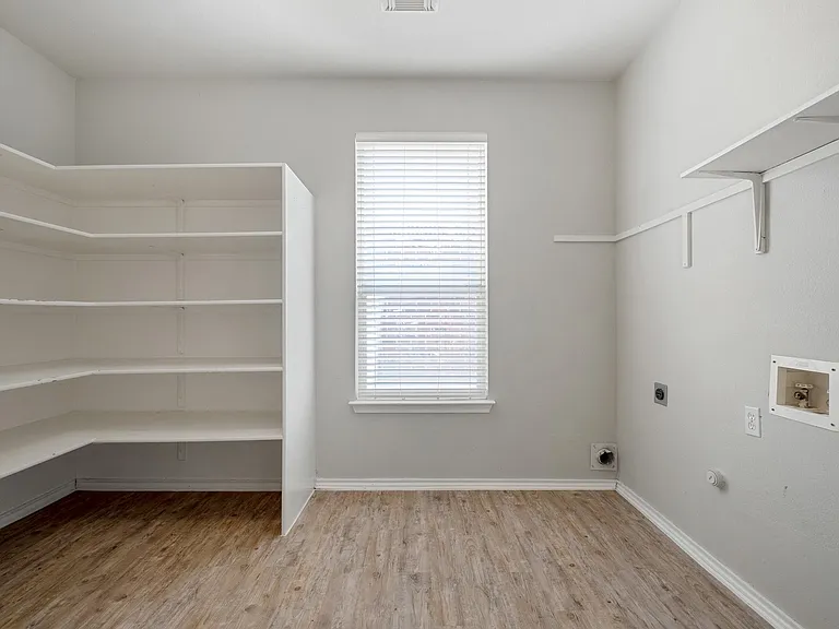 4229 Kingsburg Dr — Photo 16