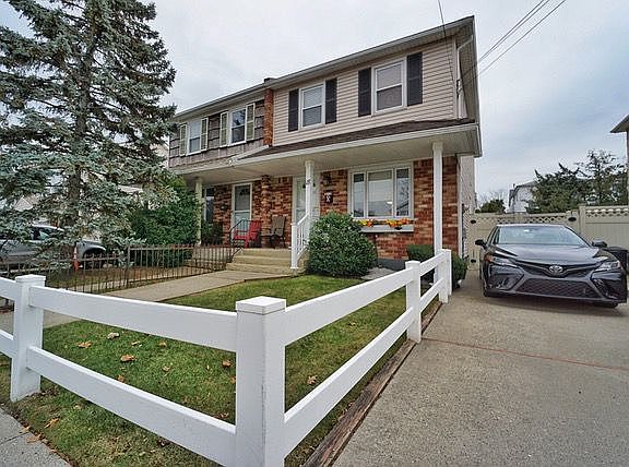 3rd image of 18 E Augusta Ave