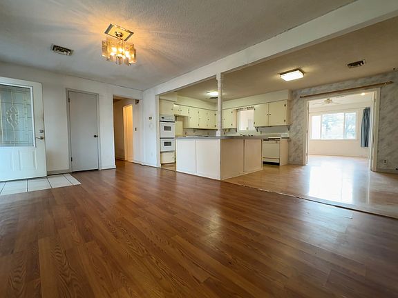 4th image of 102 Sharon Dr