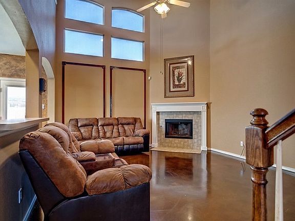 3rd image of 625 Crestview Ct
