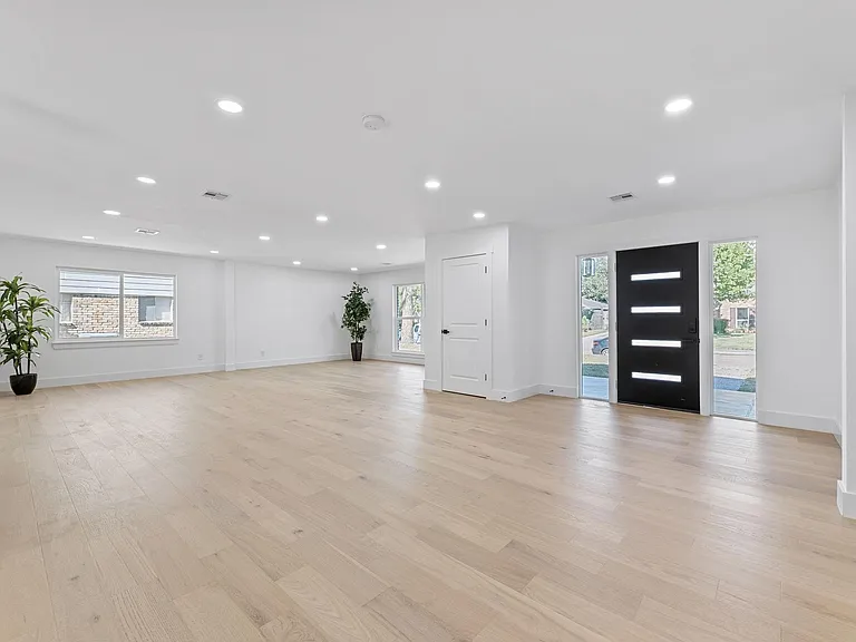 12315 Barryknoll Ln — Photo 2