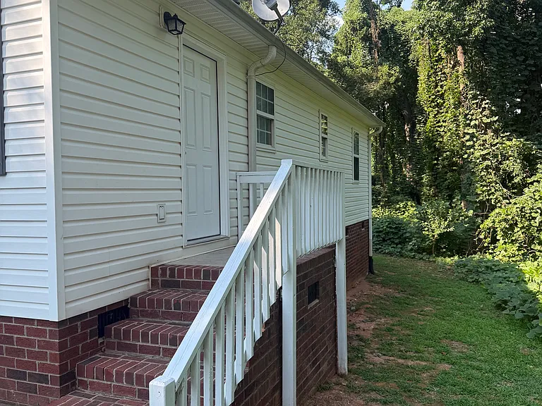 912 Lisk St — Photo 2