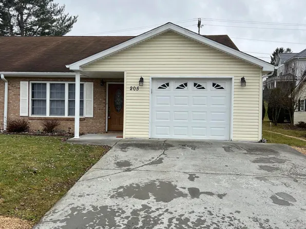 205 Village Dr, Lewisburg, WV 24901