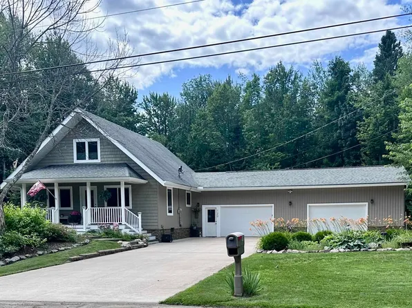 120 Surrey Ln, Marquette, MI 49855