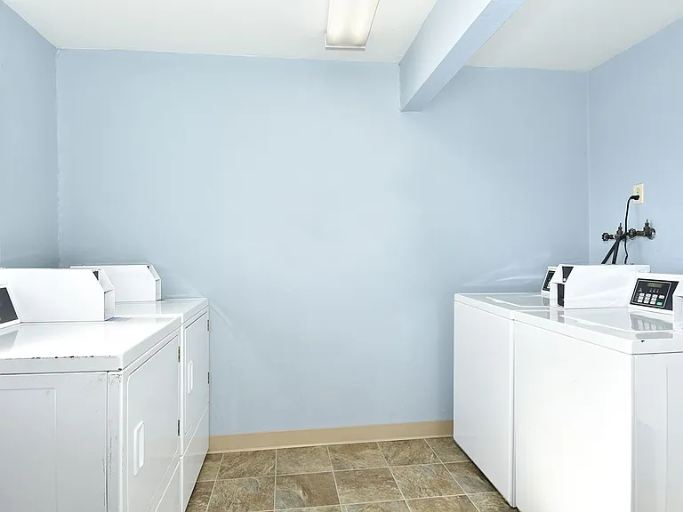 Lake Crest Apartments — Photo 10