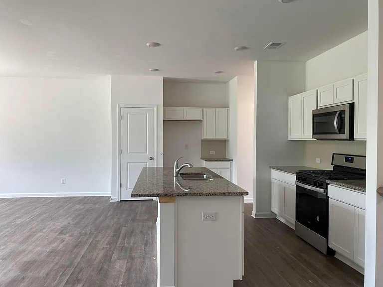 5930 Lyon St — Photo 8