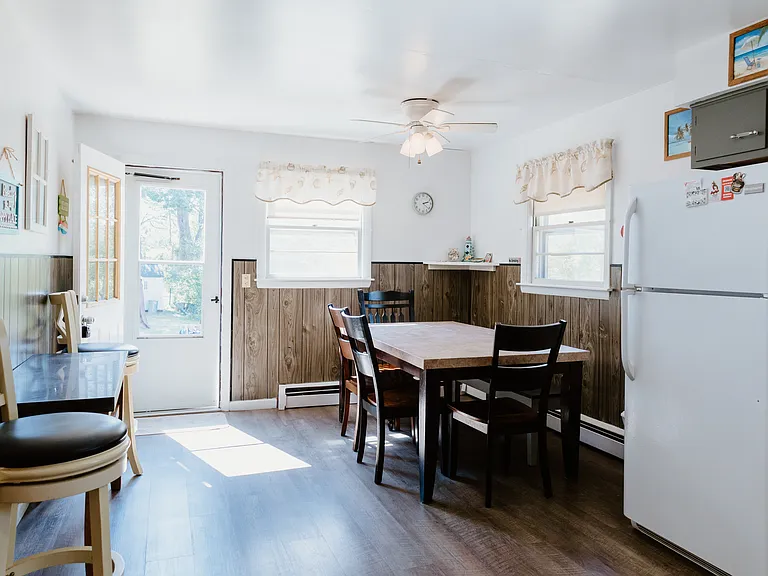216 E Grand Ave — Photo 6