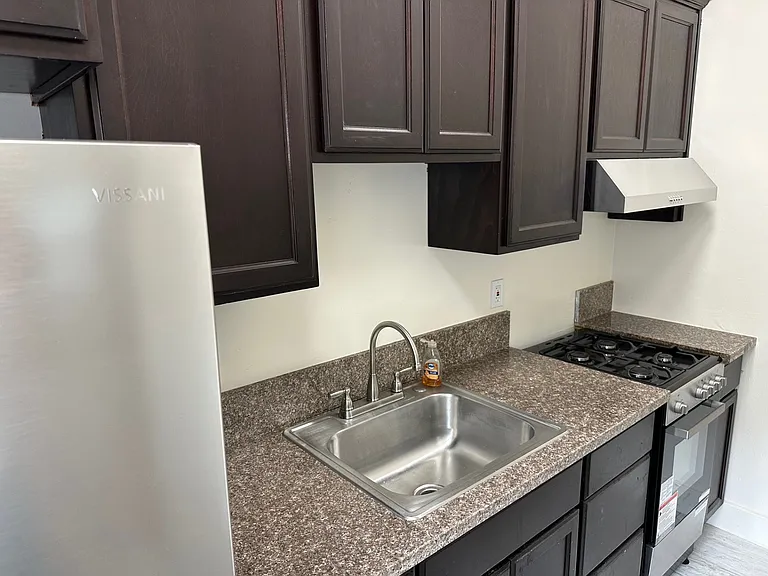 541 W 5th St #105 — Photo 9