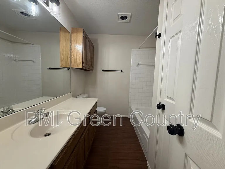 1800 W Jefferson St — Photo 12