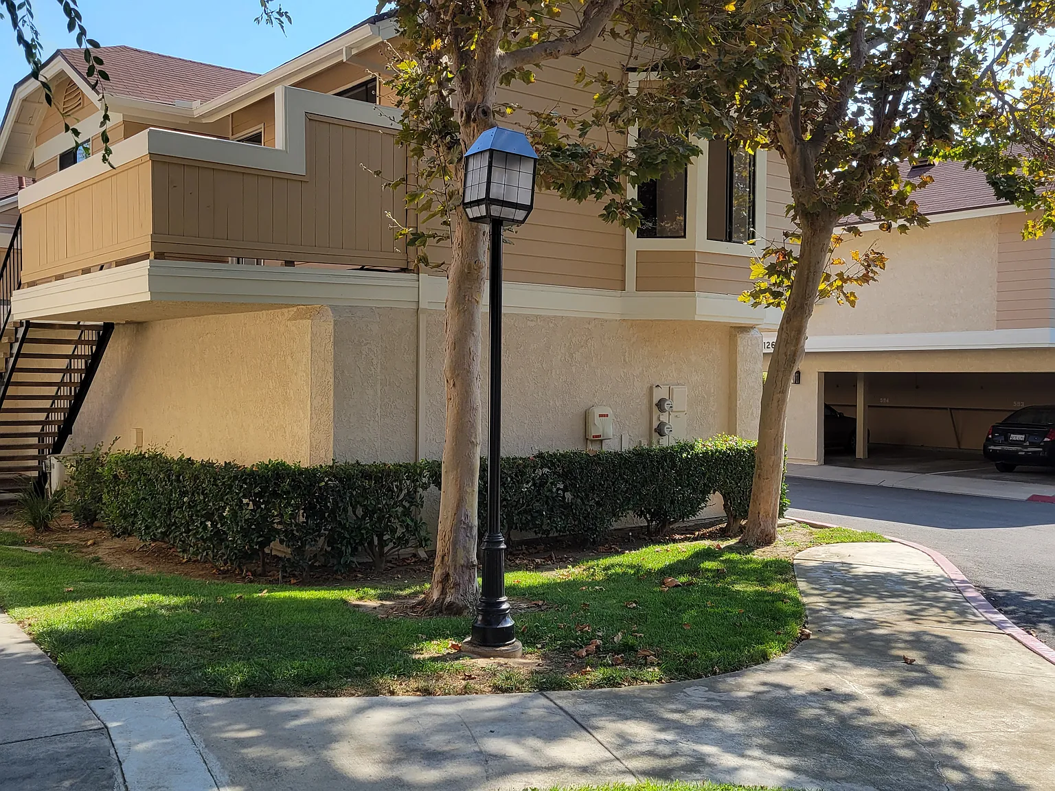 2 bed, 877 sqft, $2,700 — Photo 2