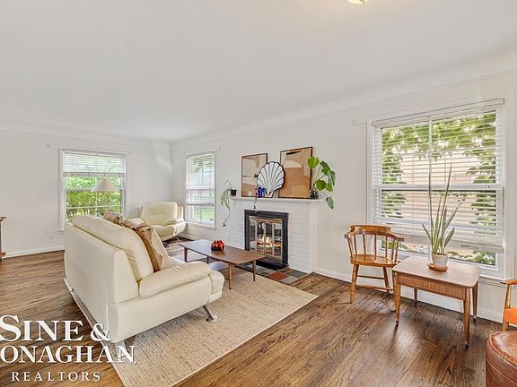 5th image of 454 Alter Rd