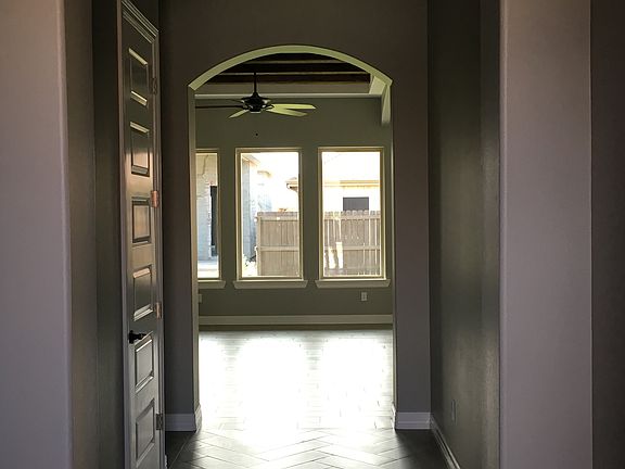 Foyer view / entry way 