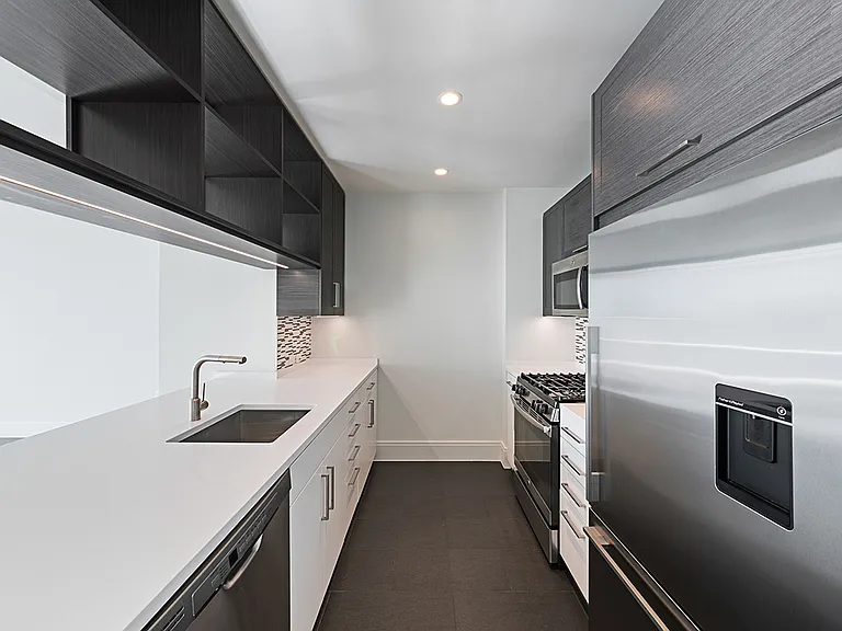 555 10th Ave #22D — Photo 4