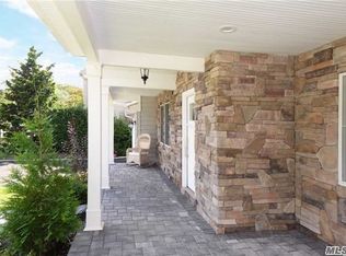8 Rockwin Rd, Rockville Centre, NY 11570