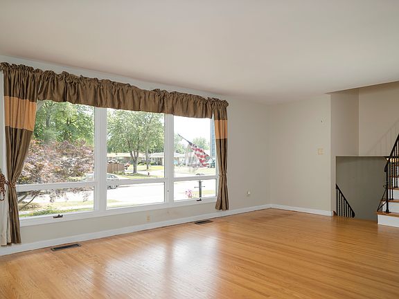 4th image of 6 Woodmere Dr