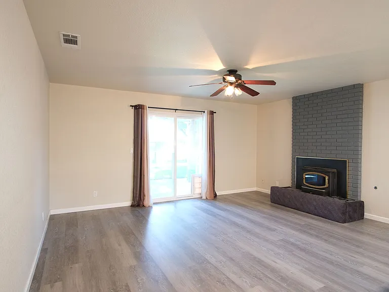 1058 Locust Ave — Photo 11