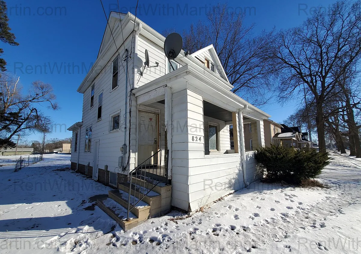 Building Photo - 824 Logan Ave