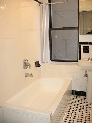 Rented by City Connections Realty | media 3