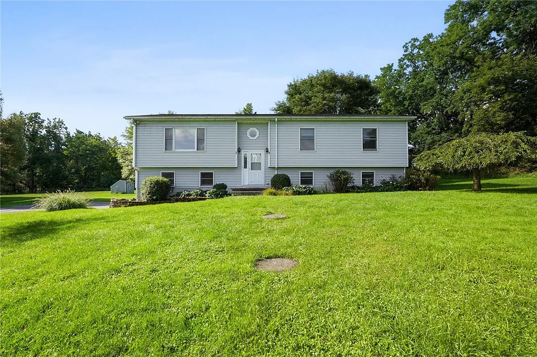 3 bed, 3.0 bath, 2316 sqft, $2,500 — Photo 2