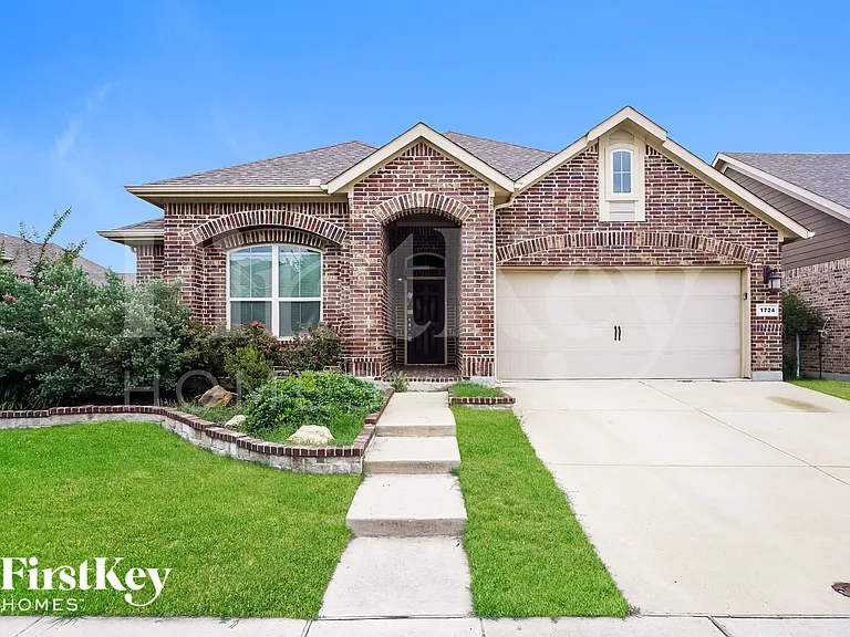 1724 Henderson Dr — Photo 1