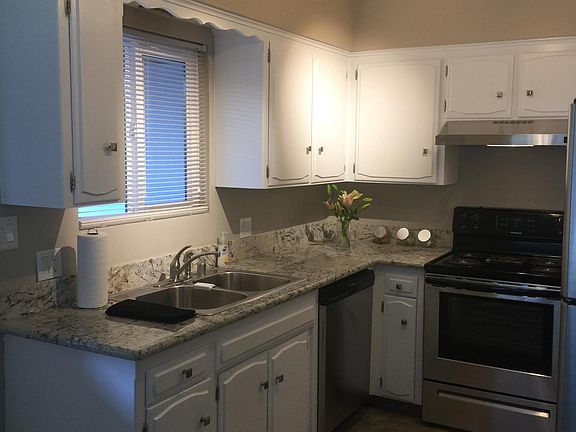 3rd image of 932 E Ashlan Ave