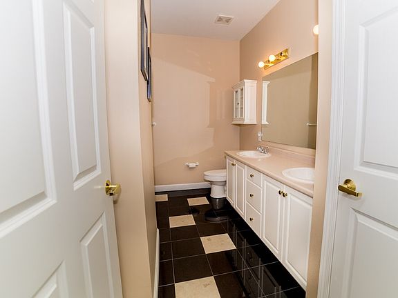 Master bath w / double sinks