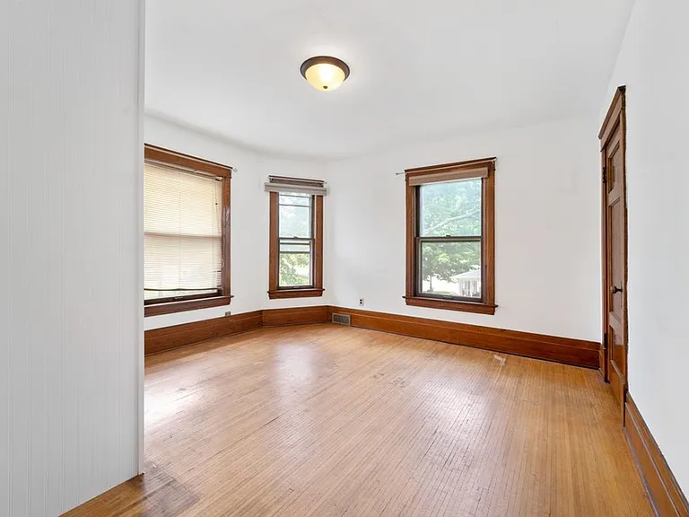 513 W 22nd St — Photo 9