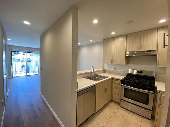 5th image of 615 W Milford St