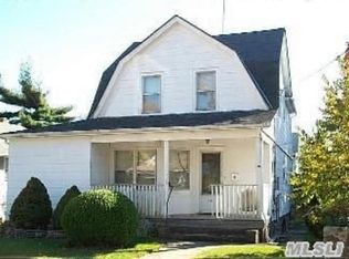 132 Washburn Ave, Freeport, NY 11520