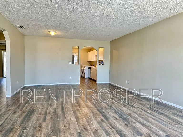 350 Winter Ridge Blvd — Photo 4