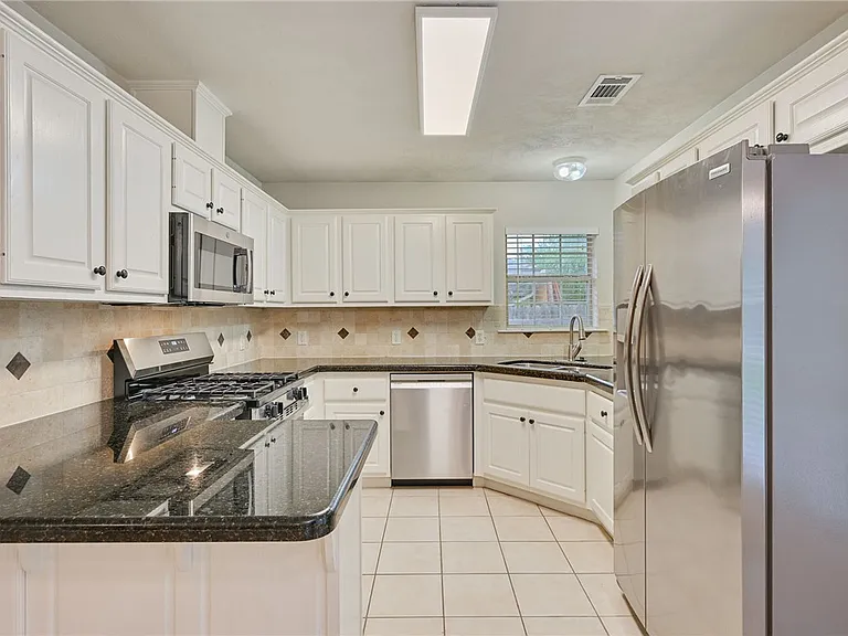 1208 Markham Ln — Photo 6
