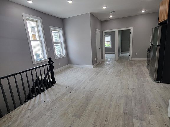 5th image of 400 Baldwin Ave #2J