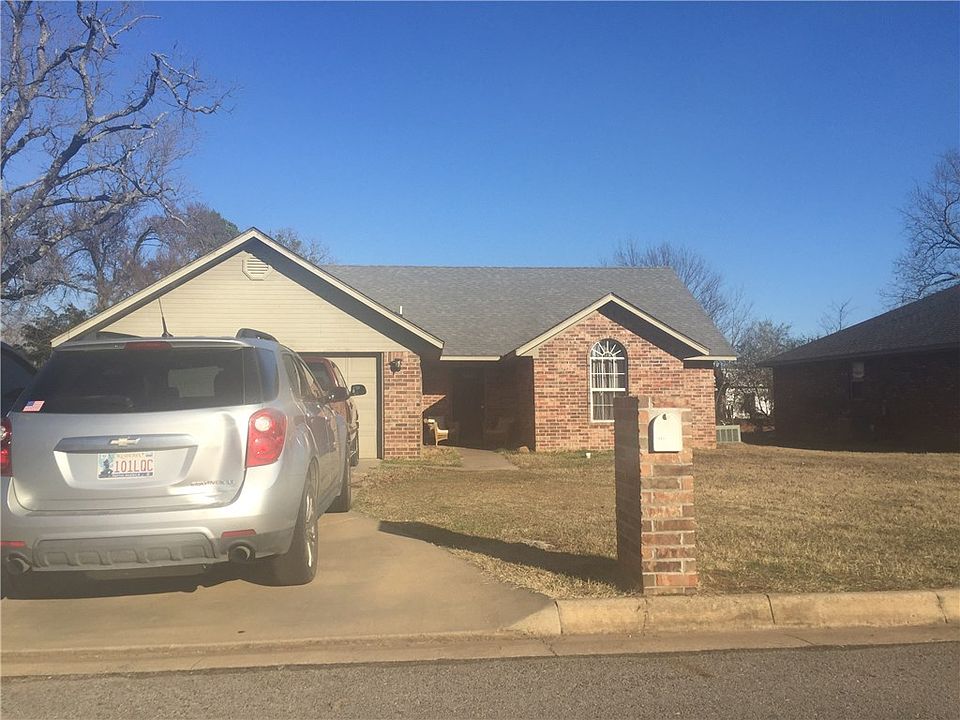 2nd image of 101 Meadow Ln
