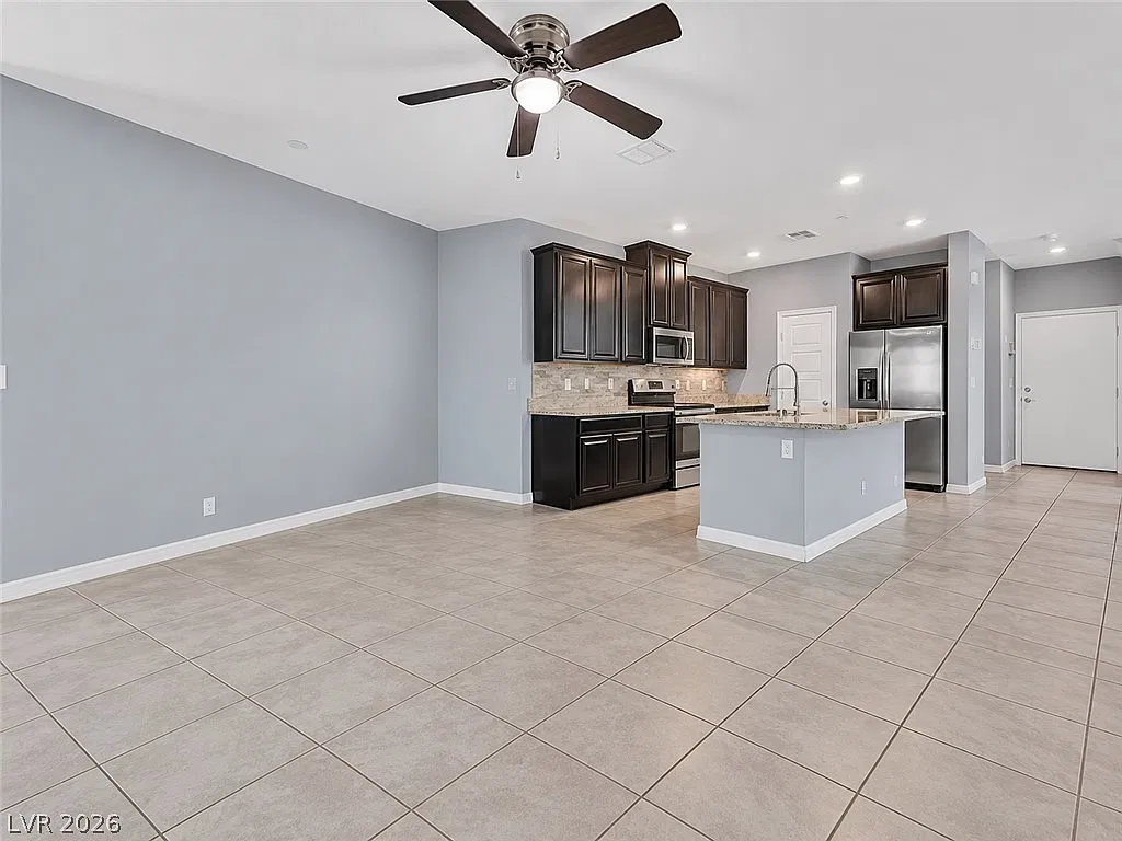 3 bed, 2.5 bath, 1827 sqft, $2,400 — Photo 3